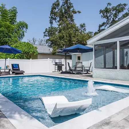 Quaint Cottage In A South Sarasota Neighborhood